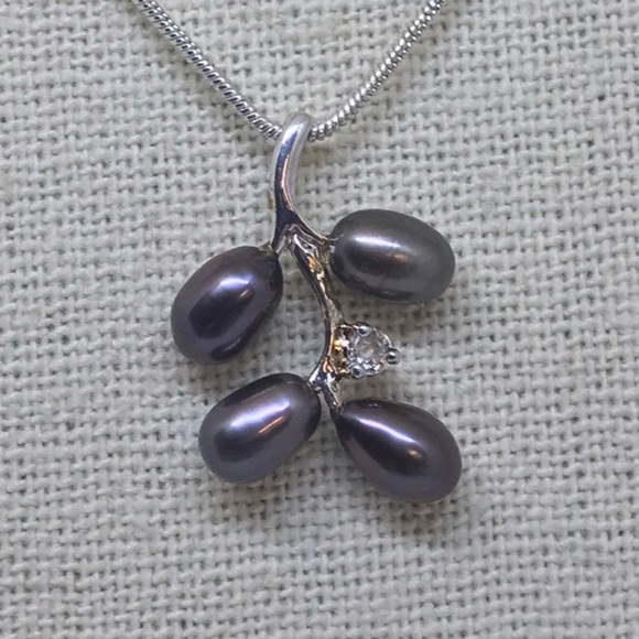 New Black Pearl Leaf Necklace - Picture 3 of 7